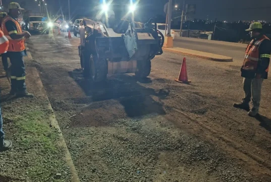 Interviene Ayuntamiento con trabajos correctivos de bacheo en carretera a Ojos Negros