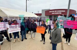 Bloquean Centro de Gobierno para exigir avances tras manifestaciones en San Quintín