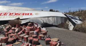 Sufre volcadura tráiler cargado de leche cerca de Cataviña