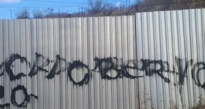 Detienen a dos menores por «grafitear» propiedad en Ensenada