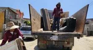 Retiran 1.8 toneladas de basura de traspatio en Montemar