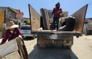 Retiran 1.8 toneladas de basura de traspatio en Montemar