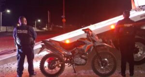 Motociclista impacta a conductora en Vicente Guerrero