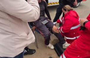 Cae joven de motocicleta tras esquivar un canino cerca del COBACH de San Quintín