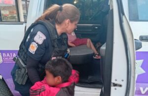 Resguardan a dos niños que deambulaban pidiendo comida por las calles de Maneadero
