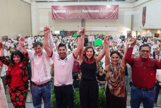 Gobernadora y más de 2 mil personas arropan a Armando Ayala en informe en Mexicali