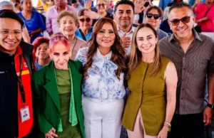Entrega Claudia Agatón 125 auxiliares auditivos del programa Ponte Oreja en Ensenada