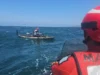 Rescatan a hombre en kayak con problemas para retornar a la costa en Ensenada