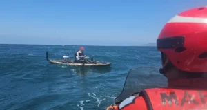 Rescatan a hombre en kayak con problemas para retornar a la costa en Ensenada