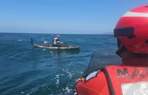Rescatan a hombre en kayak con problemas para retornar a la costa en Ensenada