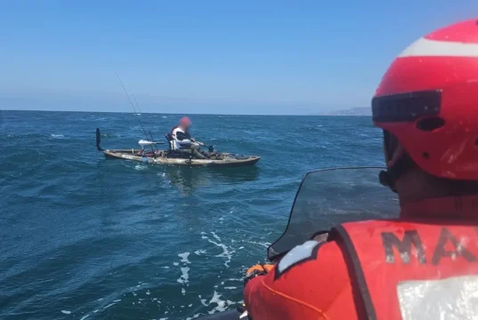 Rescatan a hombre en kayak con problemas para retornar a la costa en Ensenada