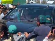 Confrontan maestros y colectivos de búsqueda a Claudia Sheinbaum en su visita a San Quintín