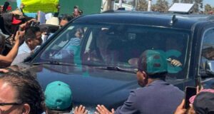 Confrontan maestros y colectivos de búsqueda a Claudia Sheinbaum en su visita a San Quintín