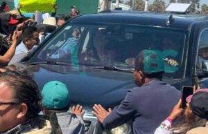 Confrontan maestros y colectivos de búsqueda a Claudia Sheinbaum en su visita a San Quintín