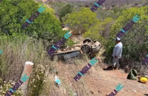 Caen a barranco en camioneta en inmediaciones de Punta Colonet
