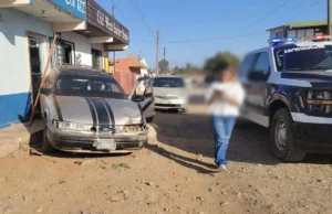 Sexagenario impacta vehículos y comercio en Camalú