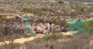 Localizan cuerpo en un hoyo en medio del arroyo en San Quintín