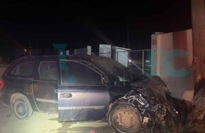 Conductor huye tras provocar choque contra vehículo y poste de la CFE en San Quintín