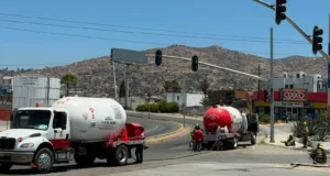 Inicia trasiego de gas LP; suspenden temporalmente el servicio eléctrico en zonas aledañas en Ensenada