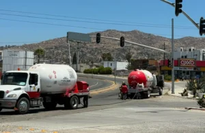 Inicia trasiego de gas LP; suspenden temporalmente el servicio eléctrico en zonas aledañas en Ensenada