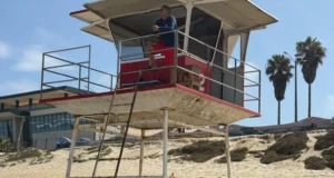 Salvavidas auxilian a cinco personas atrapadas en corrientes de retorno en playas de Ensenada