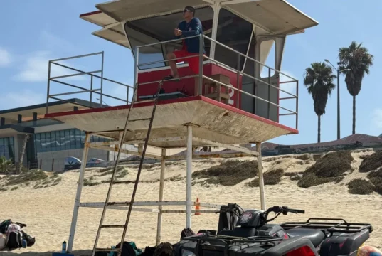 Salvavidas auxilian a cinco personas atrapadas en corrientes de retorno en playas de Ensenada