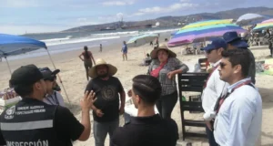 Inspeccionan a comerciantes ambulantes en Playa Hermosa