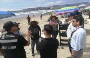 Inspeccionan a comerciantes ambulantes en Playa Hermosa