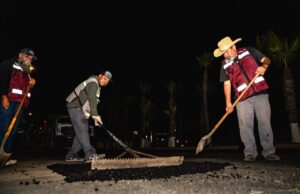 Arranca Claudia Agatón bacheo nocturno en la carretera Ensenada-San Miguel