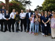 Entrega Adrián García calcas vehiculares para identificar traslados de personas autistas en Ensenada
