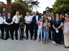 Entrega Adrián García calcas vehiculares para identificar traslados de personas autistas en Ensenada