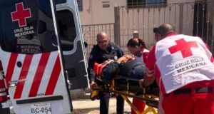 Policía termina lesionado tras rescatar a una mujer en Ensenada