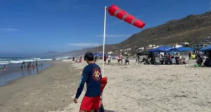 Rescatan a hombre atrapado en corriente de retorno en Playa La Misión