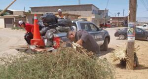 Limpian el exterior de la Unidad Deportiva Lázaro Cárdenas en San Quintín