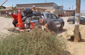 Limpian el exterior de la Unidad Deportiva Lázaro Cárdenas en San Quintín