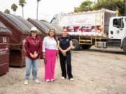 Entrega Claudia Agatón contenedores en unidades deportivas de Ensenada