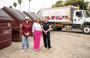 Entrega Claudia Agatón contenedores en unidades deportivas de Ensenada
