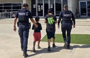 Rescatan a dos niños en Ensenada, la madre aceptó consumir drogas