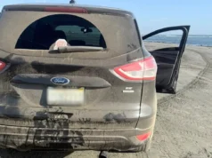 Infraccionan y remolcan unidad tras reporte de derrapes y alta velocidad en playa de San Quintín