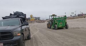 Retiran más de 80 toneladas de basura en operativo de limpieza en playas en Ensenada