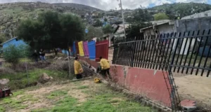 Derriban barda sostenida con sogas en escuela del Zorrillo