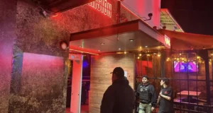 Notifican a bares y comercios sobre cierre anticipado ante lluvias en Ensenada