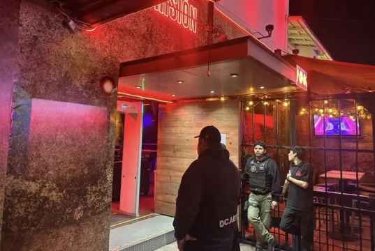 Notifican a bares y comercios sobre cierre anticipado ante lluvias en Ensenada