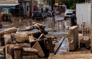 Supervisa Claudia Agatón trabajos de limpieza y desazolve en colonia Revolución tras tormenta Rachel