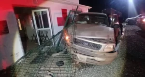 Conductor impacta oficinas de la Cruz Roja en San Quintín