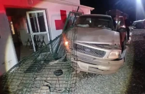 Conductor impacta oficinas de la Cruz Roja en San Quintín