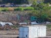 Encuentran cuerpo envuelto en cobija cerca del cauce de un arroyo en Maneadero