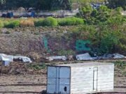 Encuentran cuerpo envuelto en cobija cerca del cauce de un arroyo en Maneadero
